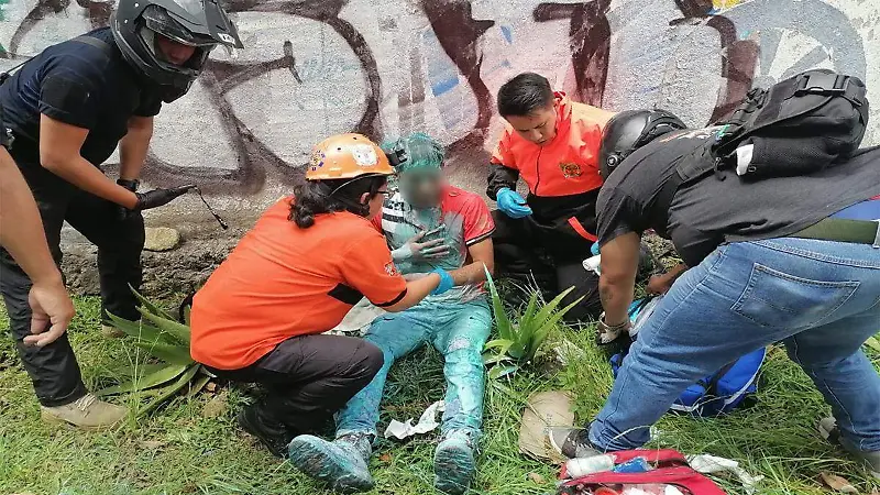 Trabajadores lesionados tras choque de camioneta en Banderilla 